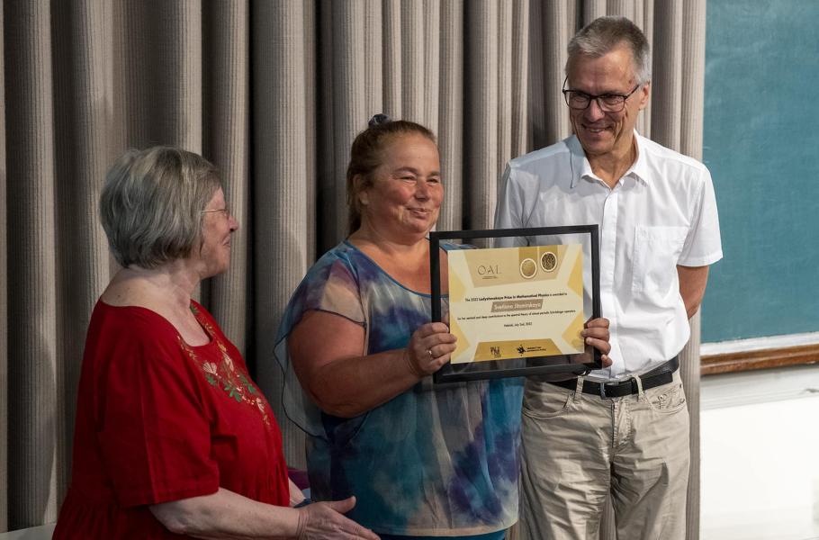 OAL Prize 2022: Svetlana Jotimiskaya shows her diploma 